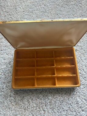 EUC Vintage Mid Century Clamshell Compartment Jewelry Organizer Mustard Gold